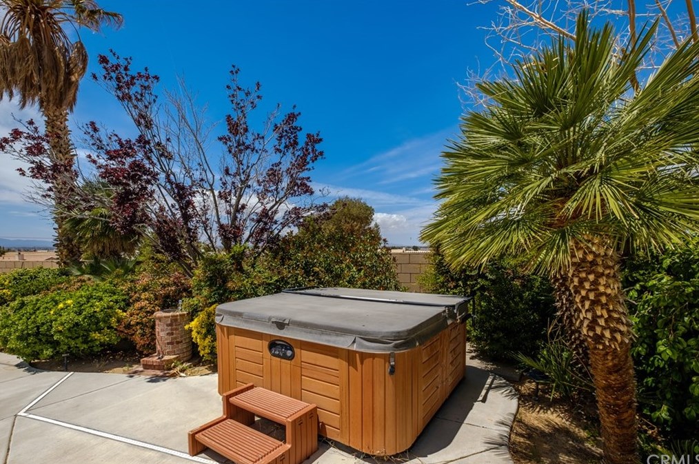 12958 Valley View Ct, Apple Valley CA  92308-6184 exterior