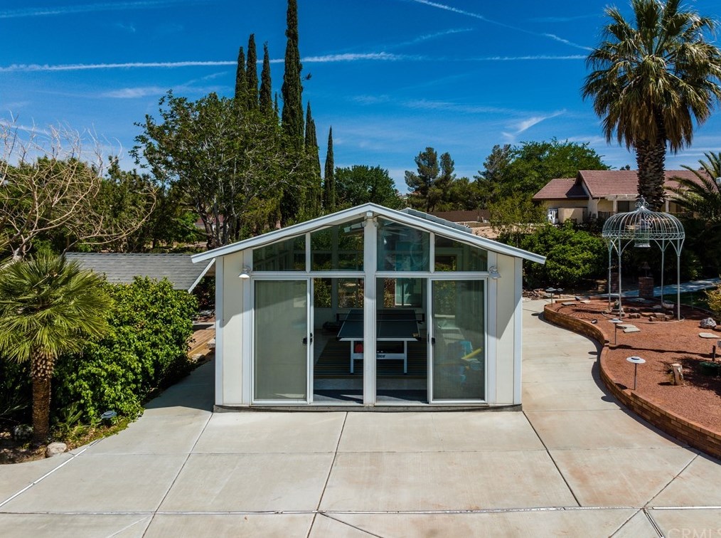 12958 Valley View Ct, Apple Valley CA  92308-6184 exterior