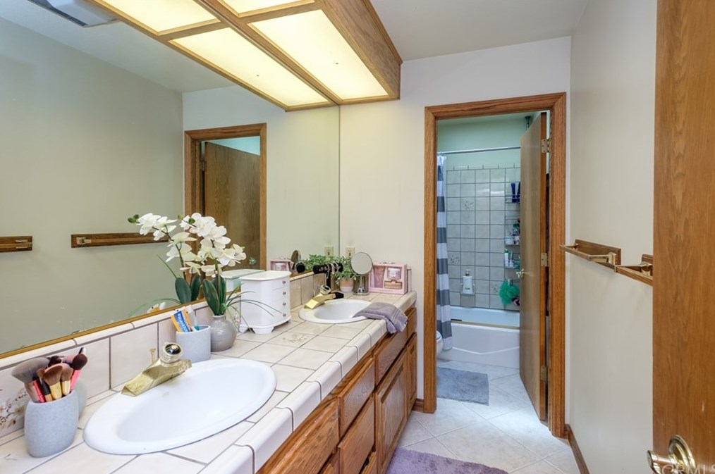 12958 Valley View Ct, Apple Valley CA  92308-6184 exterior