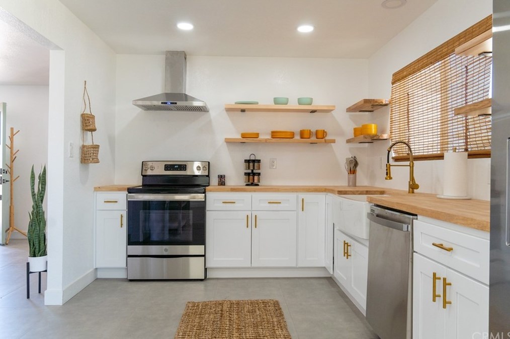 60521 Lorraine Ave, Yucca Valley CA  92285-3275 exterior