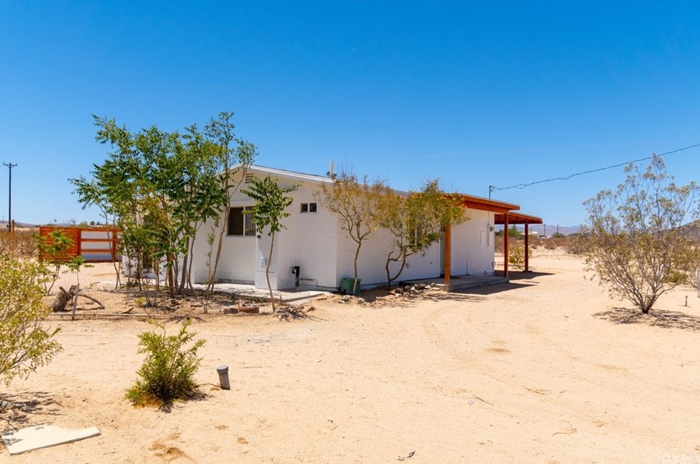 60521 Lorraine Ave, Yucca Valley CA  92285-3275 exterior