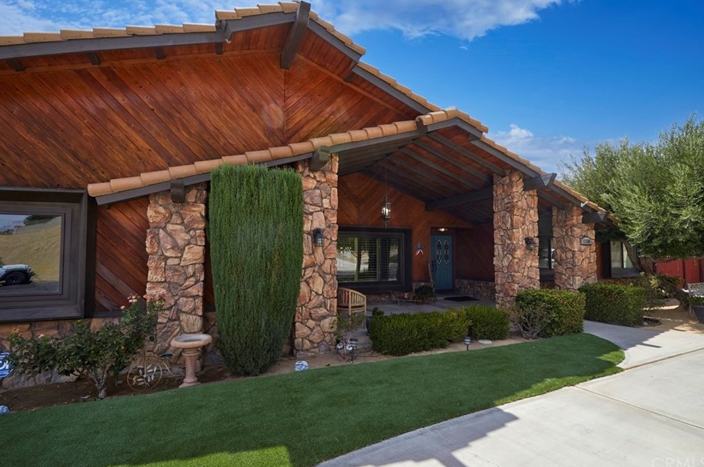 13586 Delaware Rd, Apple Valley, CA 92308-6178