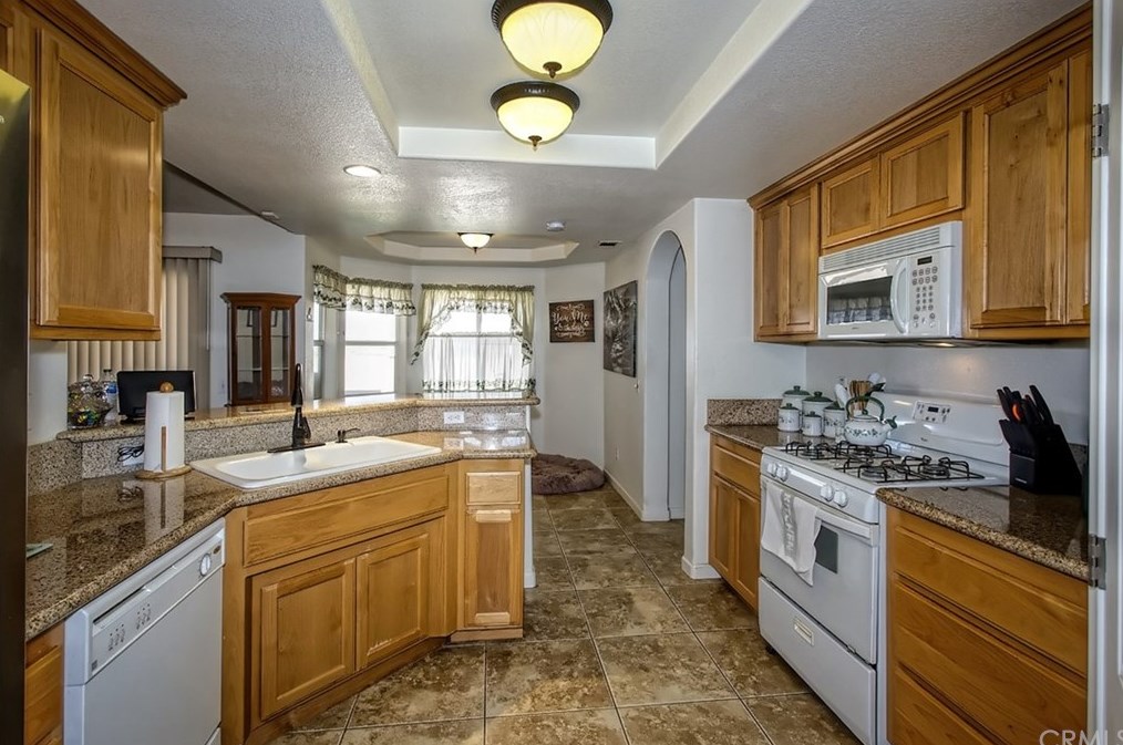 22951 Standing Rock Rd, Apple Valley, CA 92307-3843