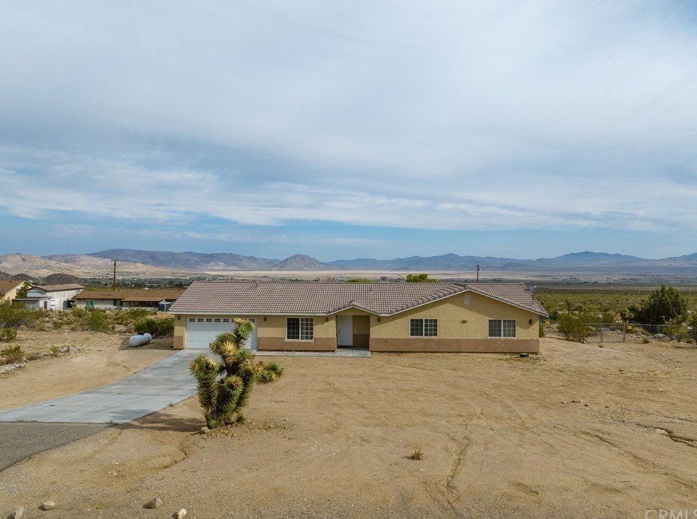 32776 Zircon Rd, Lucerne Valley, CA 92356-8674