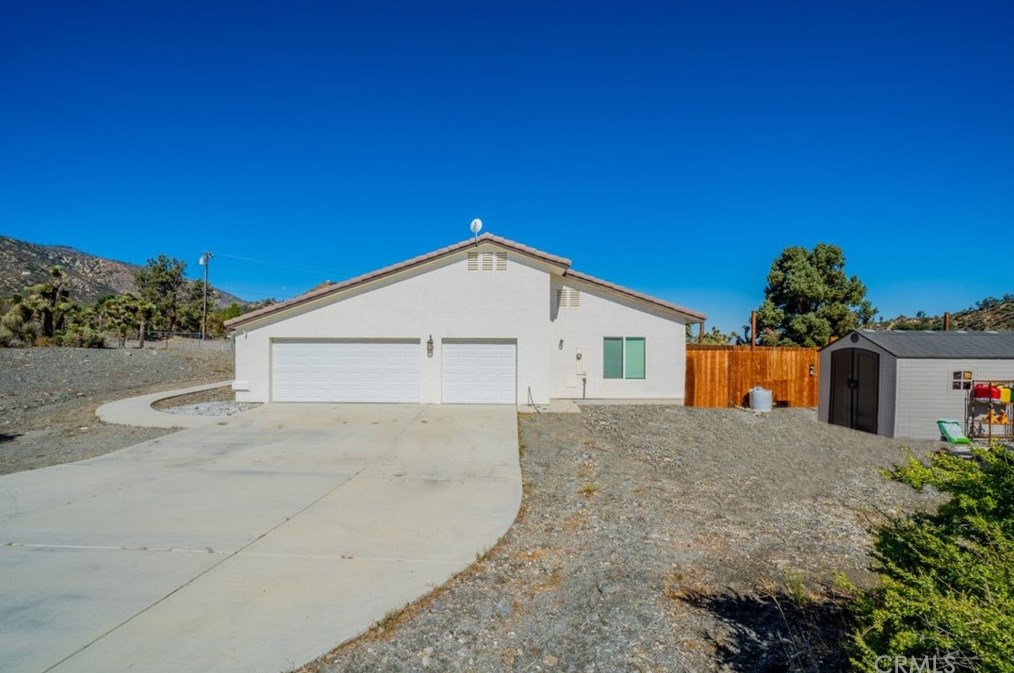 2652 Mustang Ln, Phelan, CA 92371