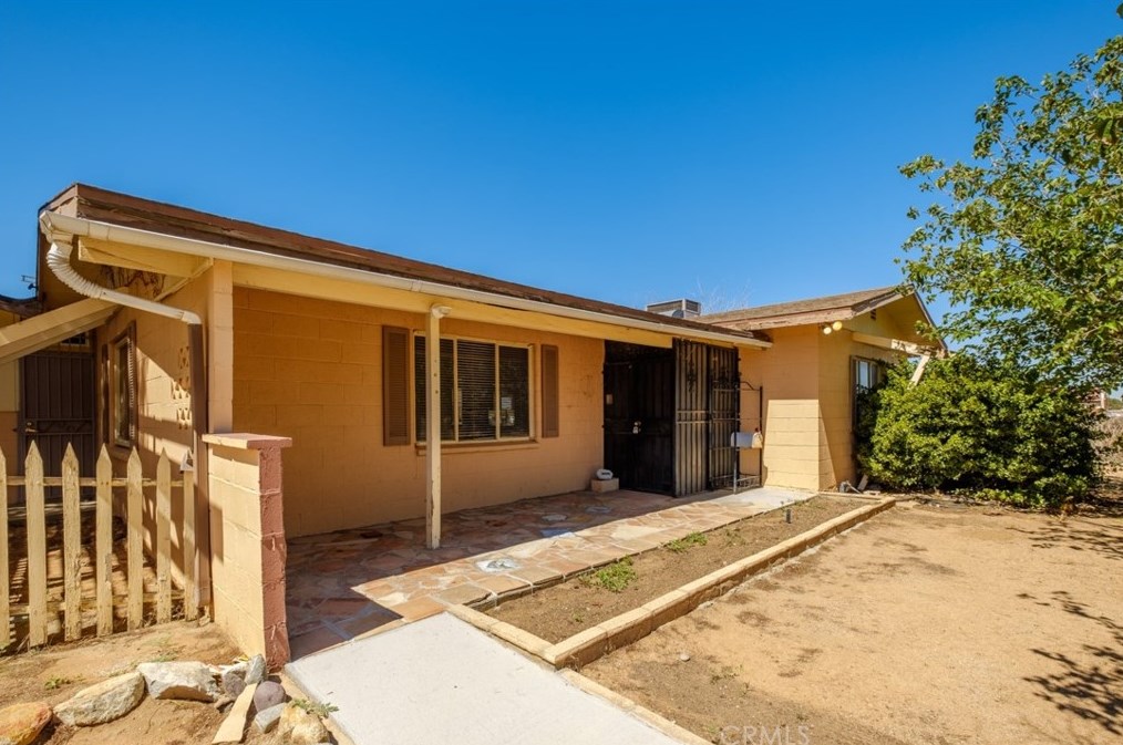 12196 Toltec Dr, Apple Valley, CA 92308-7219