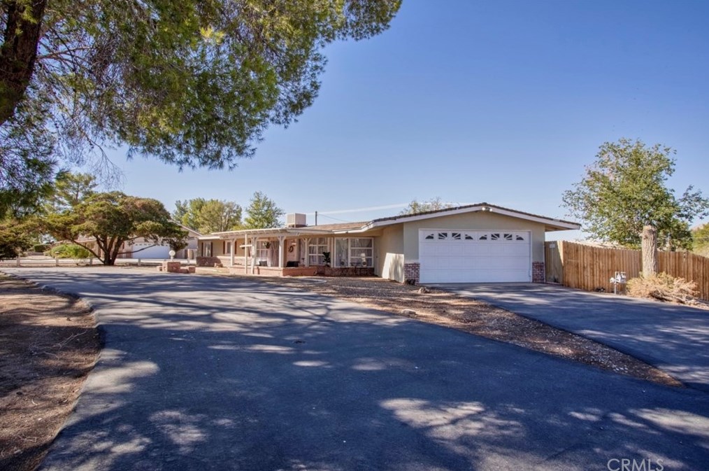 19590 Tonkawan Rd, Apple Valley, CA 92307-5024