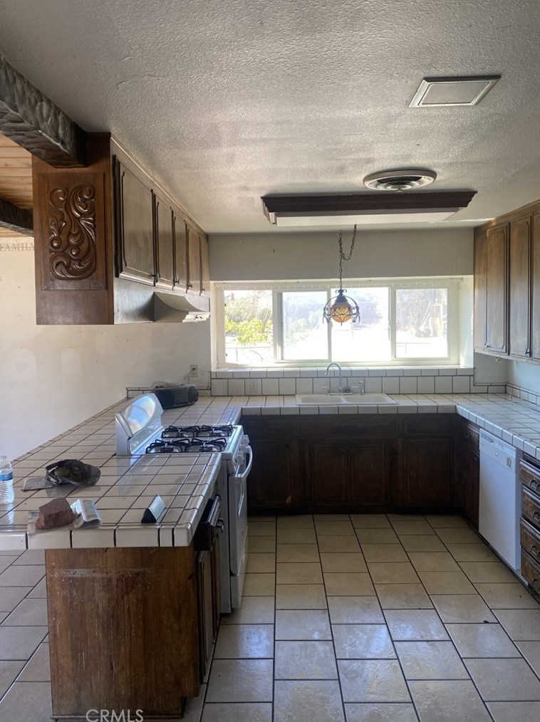 9916 Oakwood Ave, Hesperia, CA 92345-2973