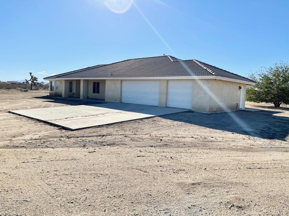 5767 Cayucos Dr, Phelan, CA 92371-4324