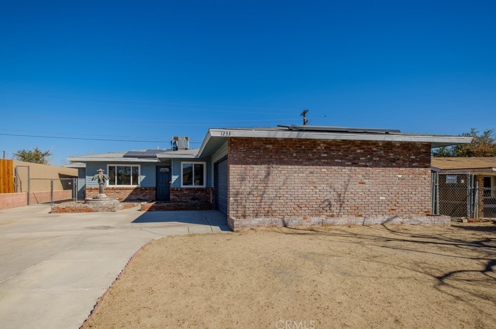 1233 E Elizabeth St, Barstow, CA 92311