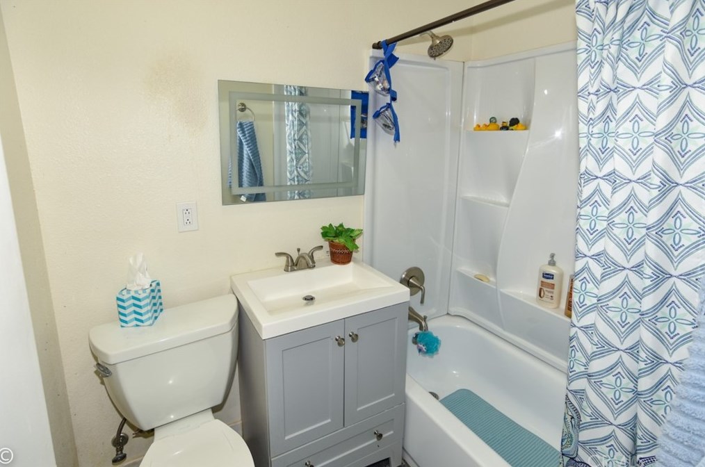 14731 Pawnee Rd, Apple Valley CA  92307-4028 exterior