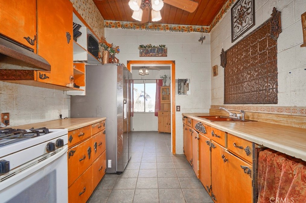 9676 Visalia Ave, Lucerne Valley, CA 92356
