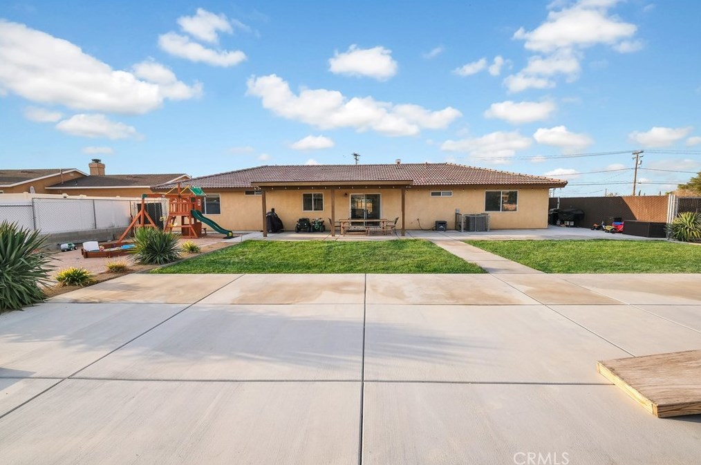 18281 Redding St, Hesperia CA  92345-7163 exterior