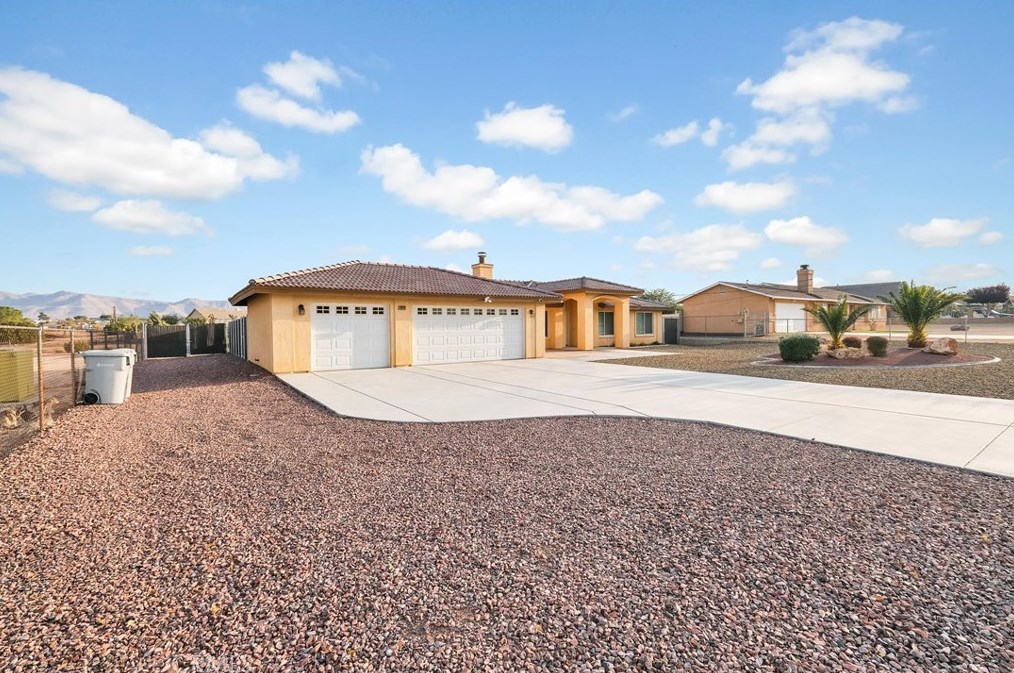 18281 Redding St, Hesperia CA  92345-7163 exterior