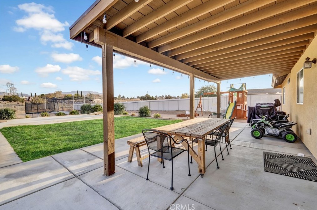 18281 Redding St, Hesperia CA  92345-7163 exterior