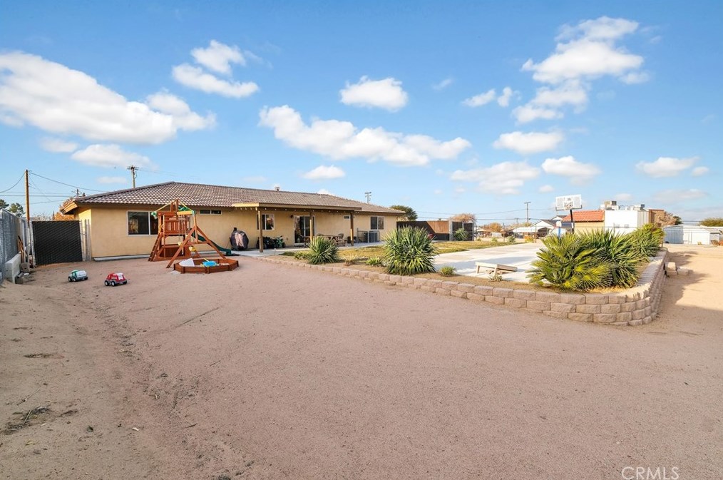 18281 Redding St, Hesperia CA  92345-7163 exterior