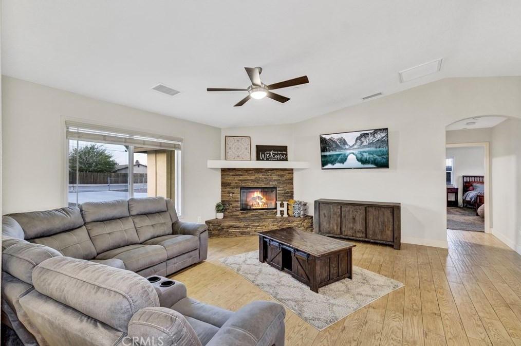 18281 Redding St, Hesperia CA  92345-7163 exterior