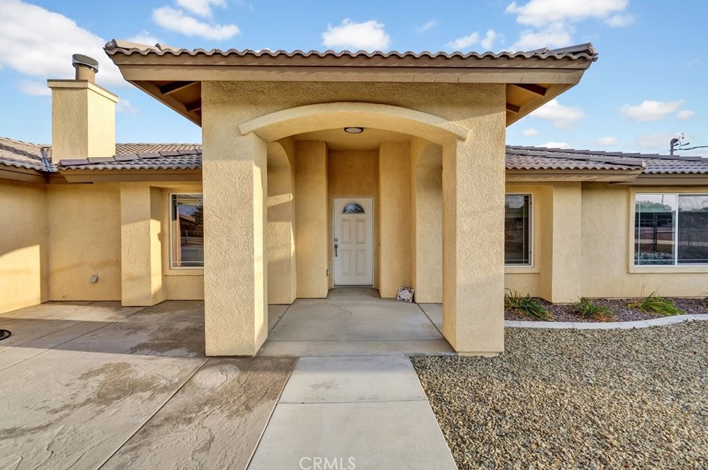 18281 Redding St, Hesperia CA  92345-7163 exterior