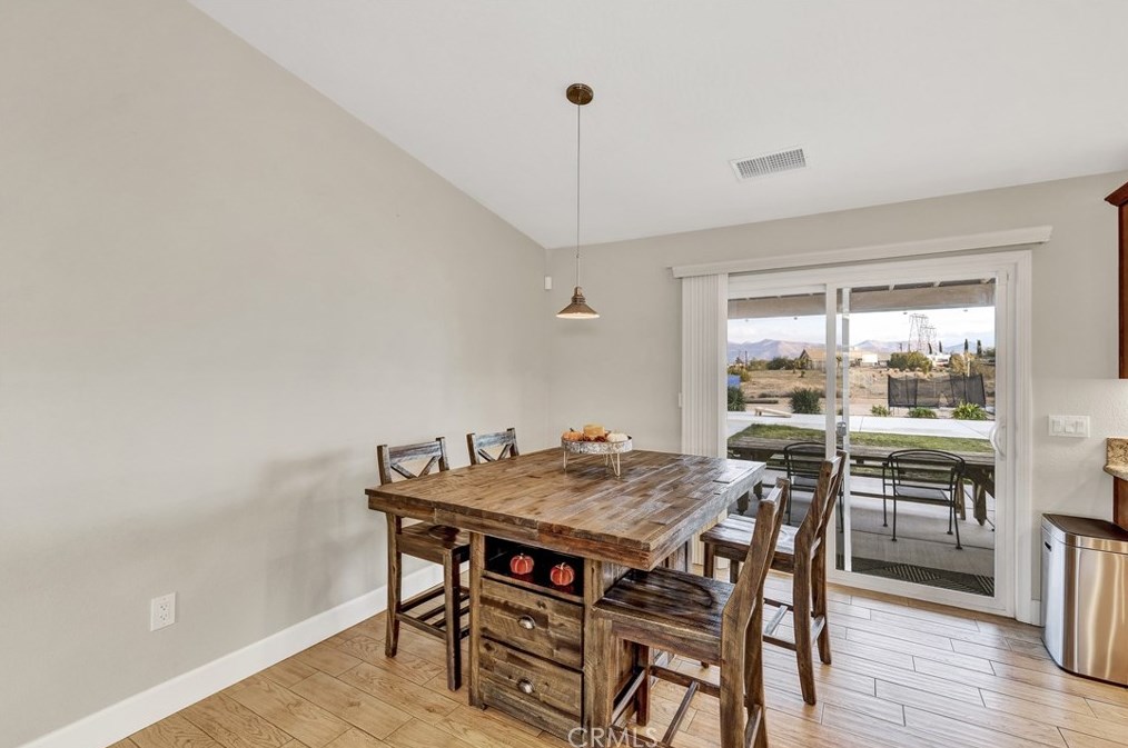 18281 Redding St, Hesperia CA  92345-7163 exterior