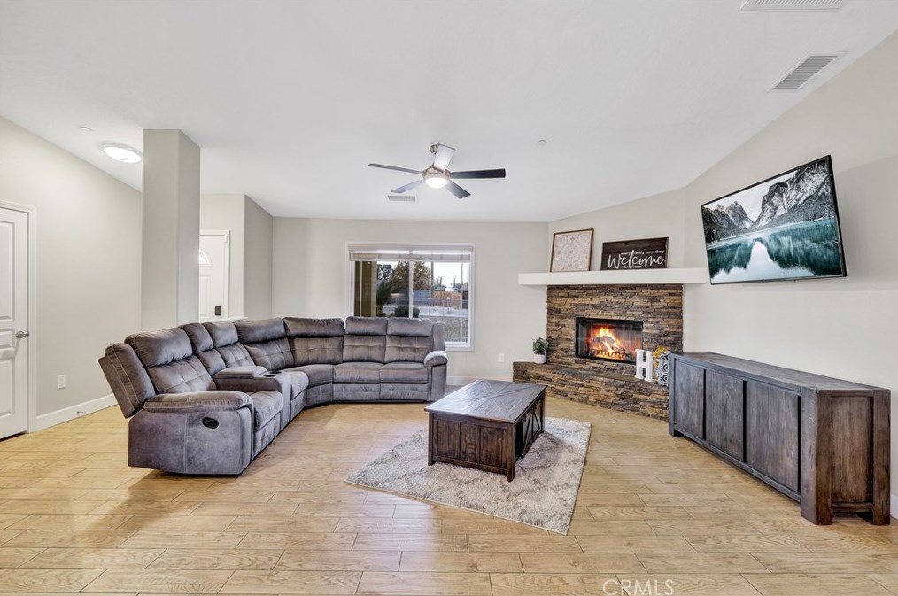 18281 Redding St, Hesperia CA  92345-7163 exterior