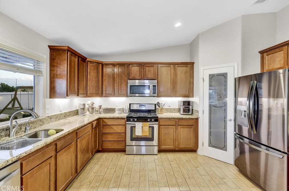 18281 Redding St, Hesperia CA  92345-7163 exterior