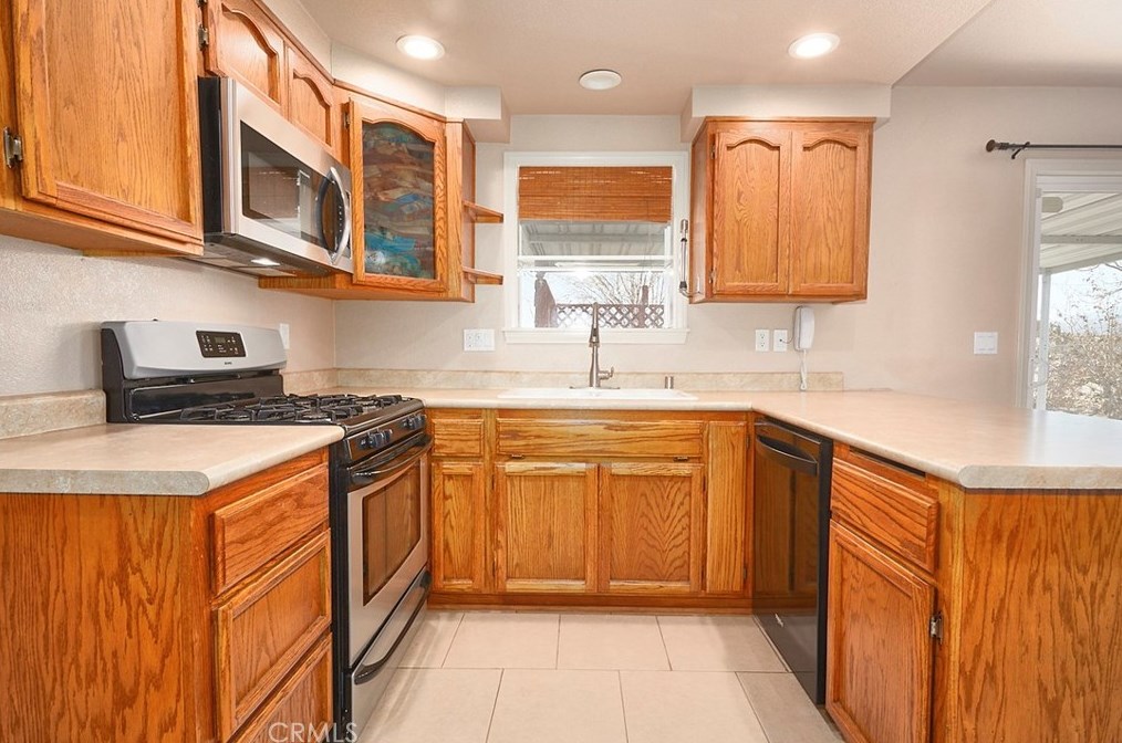 9261 Visalia Ave, Lucerne Valley, CA 92356-7858