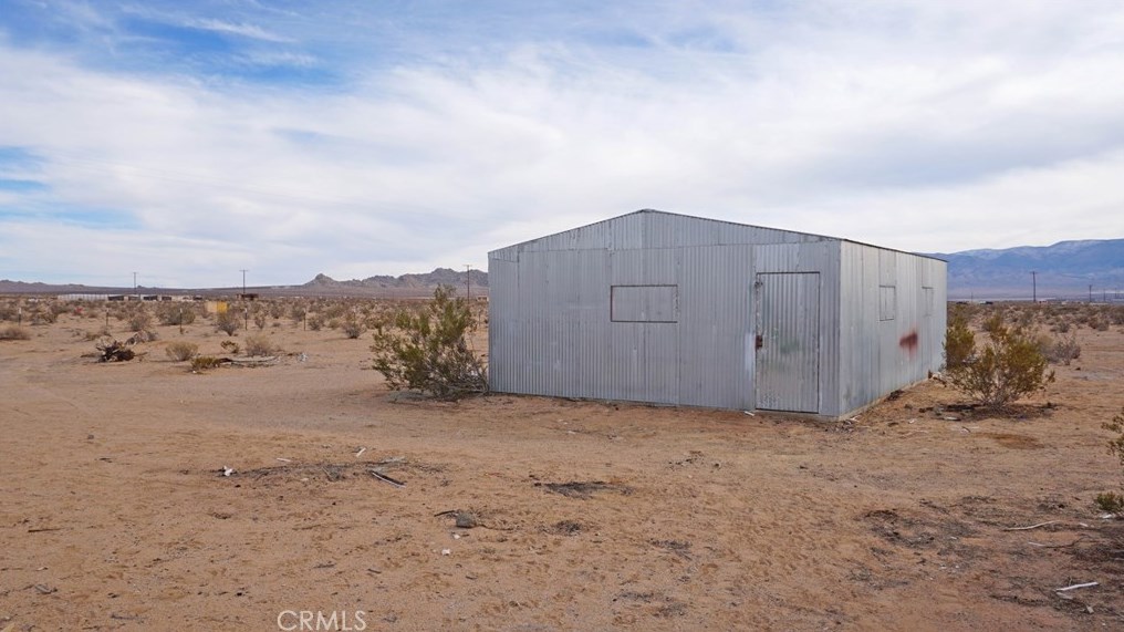 36325 Smoke Bush Rd, Lucerne Valley CA  92356-7511 exterior