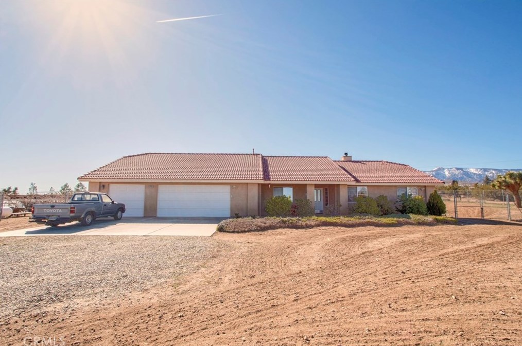 5045 Elsinore Rd, Phelan, CA 92371-9366