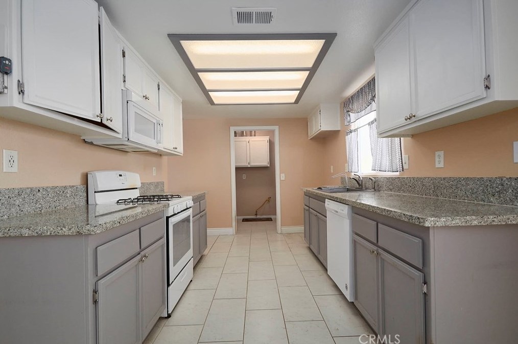 21842 Hurons Ave, Apple Valley, CA 92307-4224