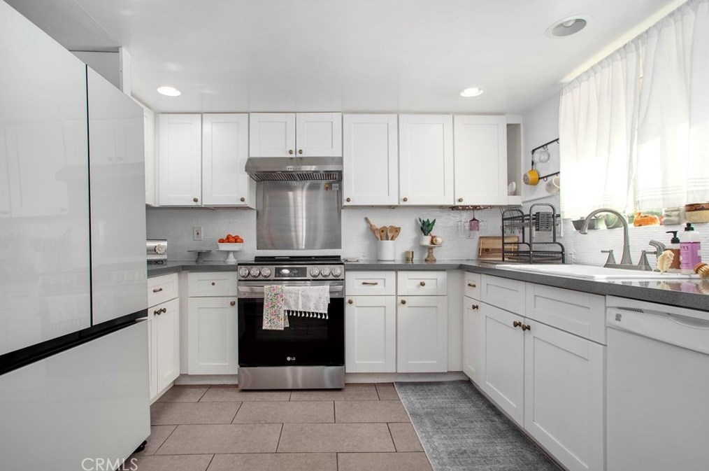 9588 Cerra Vista St, Apple Valley, CA 92308-9014