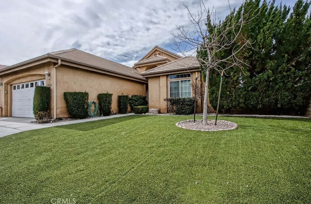 11292 Country Club Dr, Apple Valley, CA 92308-9354