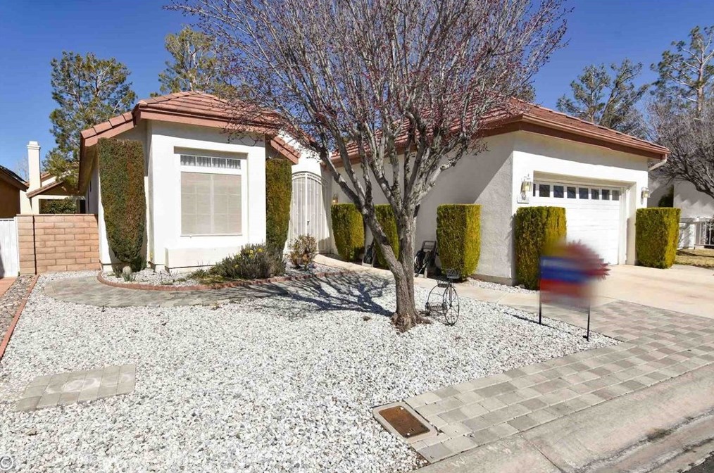 19568 Rolling Green Dr, Apple Valley, CA 92308-9328