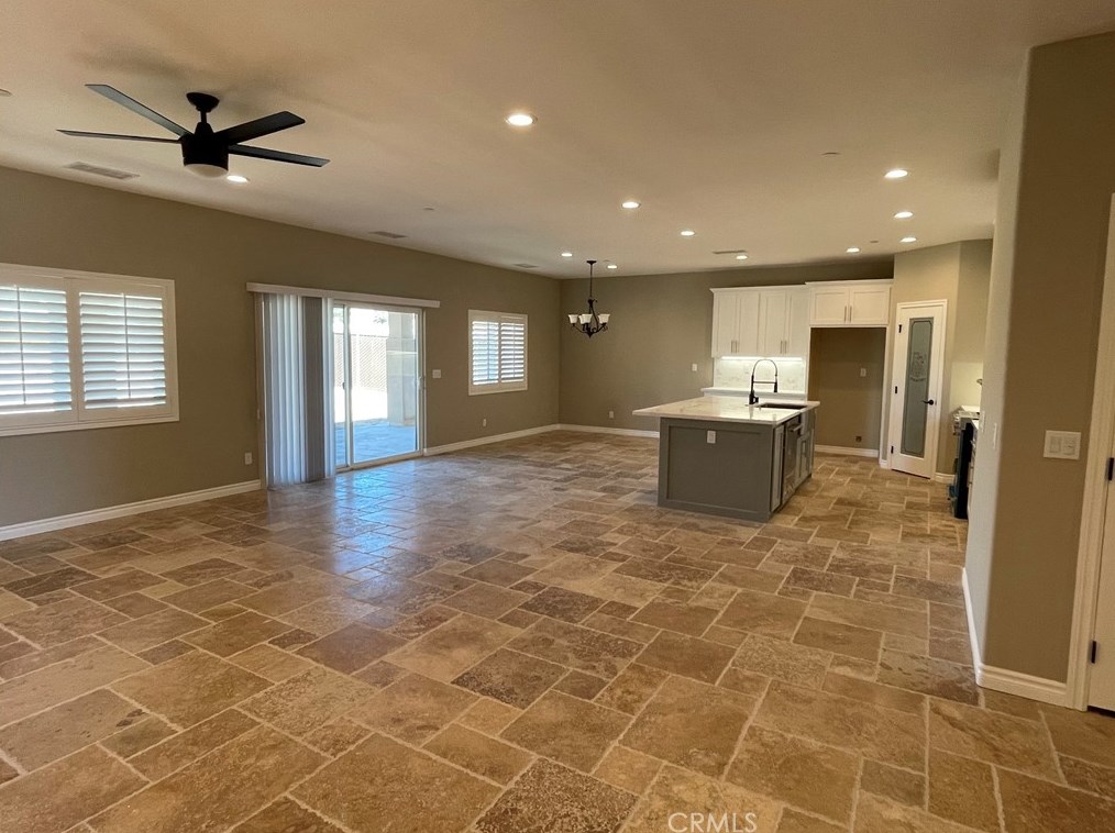 18175 Vine St, Hesperia, CA 92345-5529