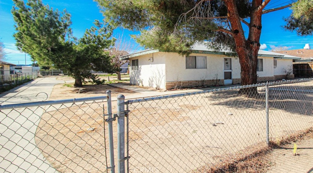 16185 Orange St, Hesperia, CA 92345-3615