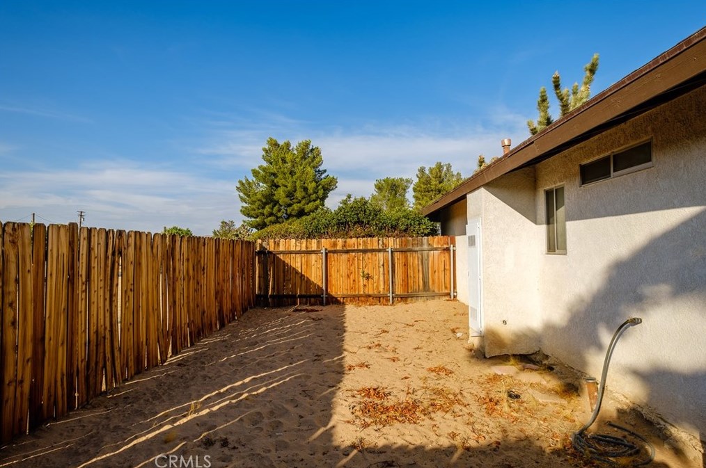 20365 Eyota Rd, Apple Valley CA  92308-6254 exterior