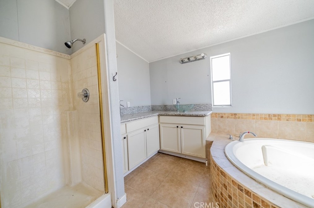 4575 Dos Palmas Rd, Phelan CA  92371-9764 exterior