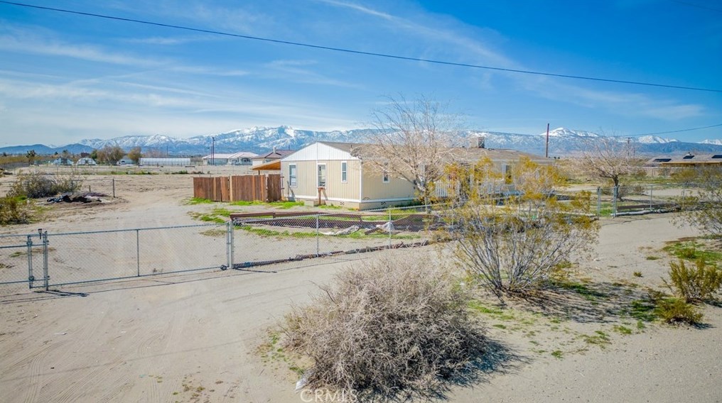 4575 Dos Palmas Rd, Phelan CA  92371-9764 exterior