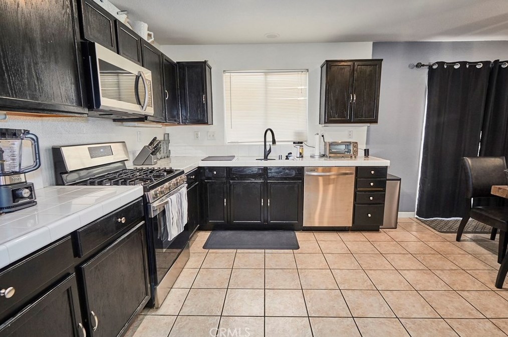 9385 Sapphire Ave, Hesperia CA  92344-4682 exterior