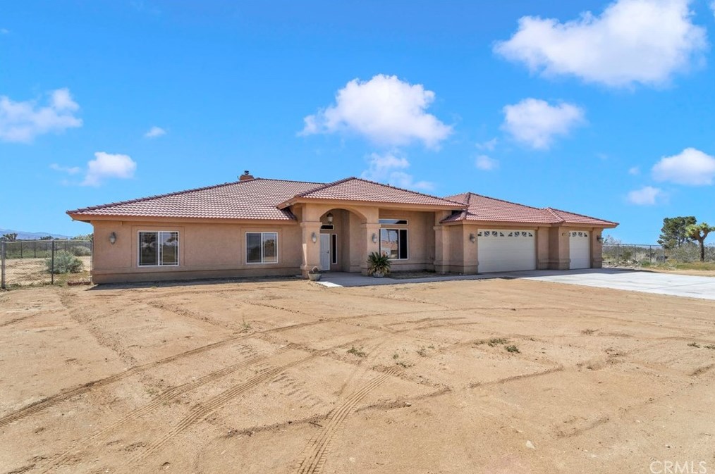 6345 La Mesa Rd, Phelan, CA 92371-9382