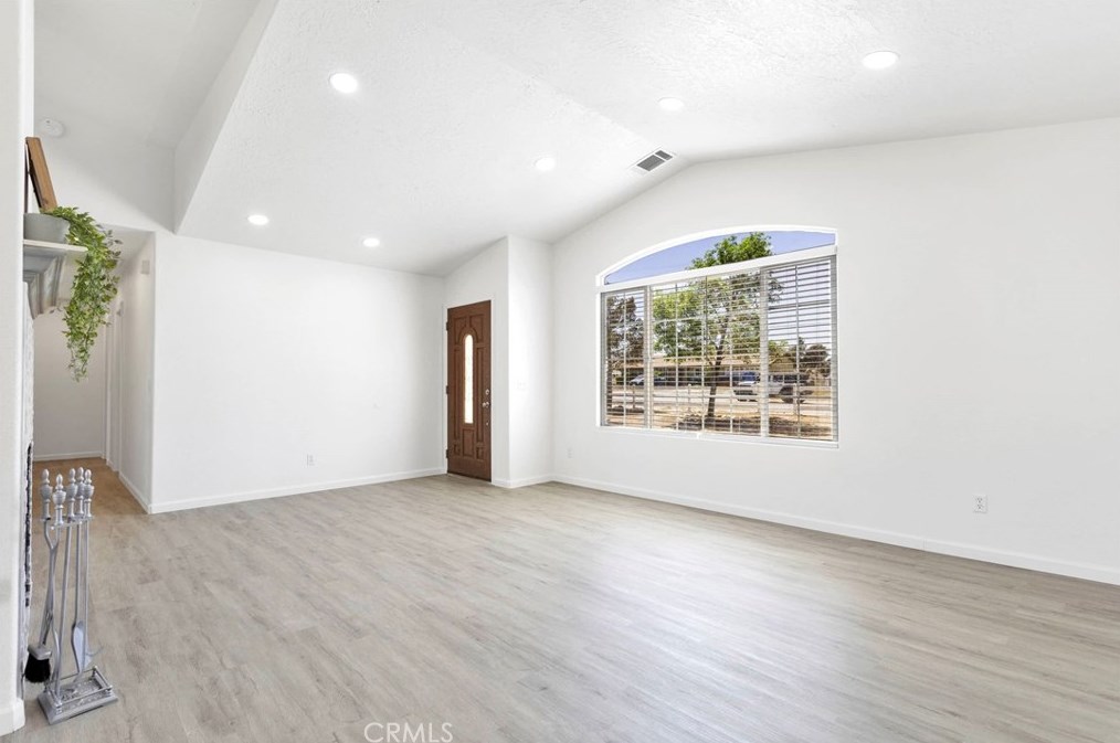 8951 Grapefruit Ave, Hesperia CA  92345-6514 exterior