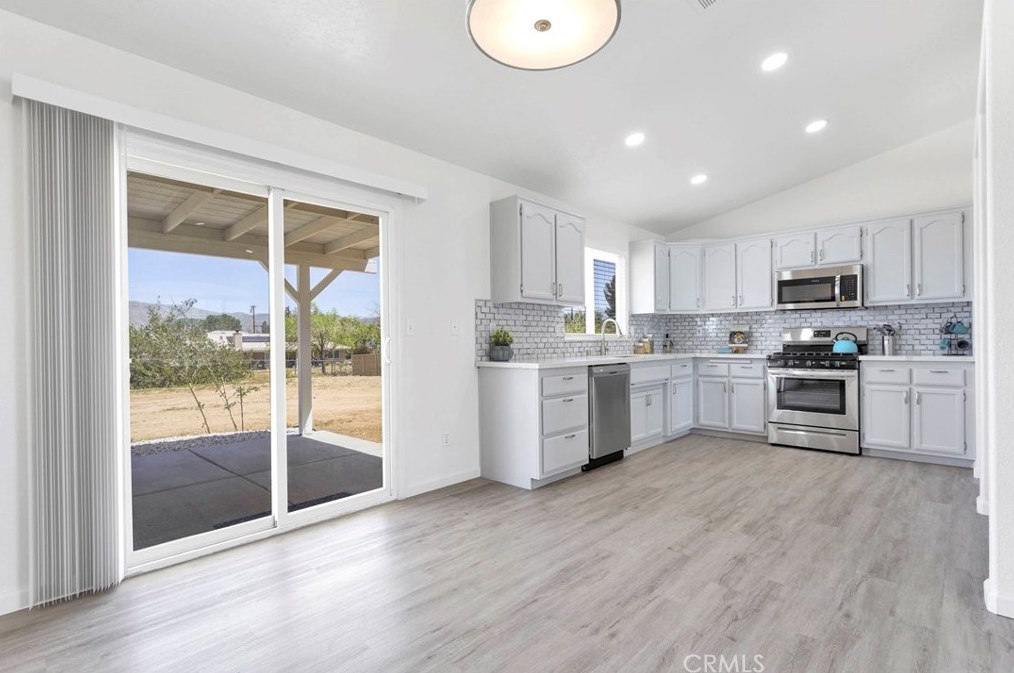 8951 Grapefruit Ave, Hesperia CA  92345-6514 exterior