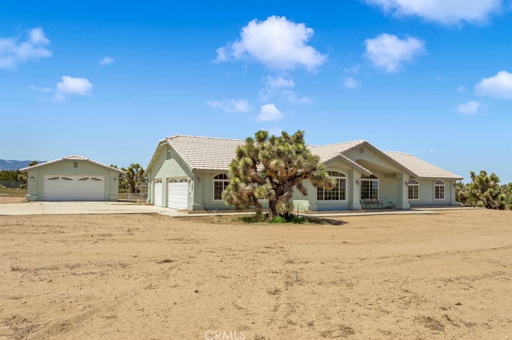 10470 Arrowhead Rd, Phelan, CA 92371