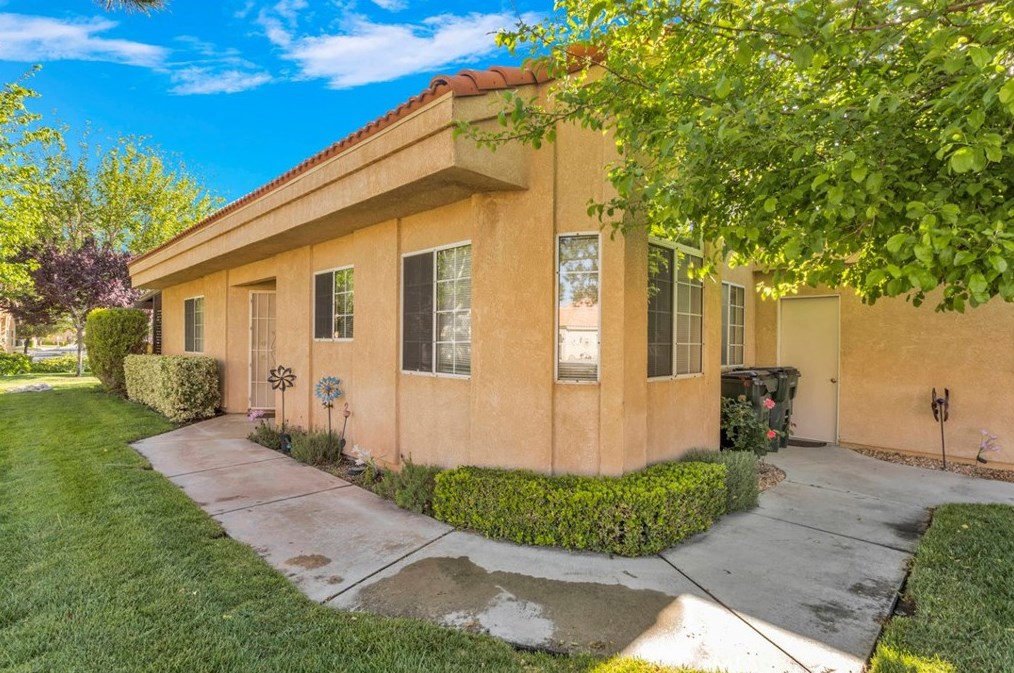 19036 Primrose Ln, Apple Valley, CA 92308-4941