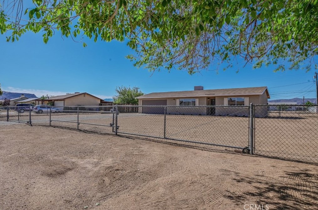 22677 Powhatan Rd, Apple Valley, CA 92308-5440