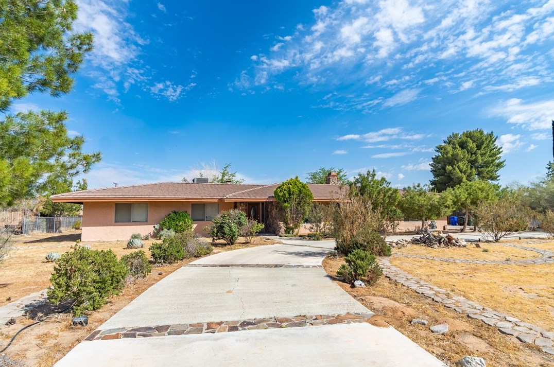 14300 Flathead Rd, Apple Valley, CA 92307-5796