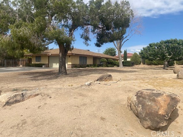 19430 Tomahawk Rd, Apple Valley, CA 92307-5049