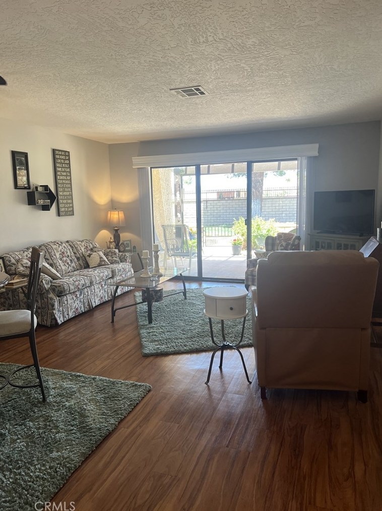 19190 Elm Dr, Apple Valley, CA 92308-8924