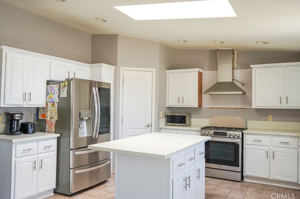 3399 Yucca Terrace Dr, Phelan, CA 92371