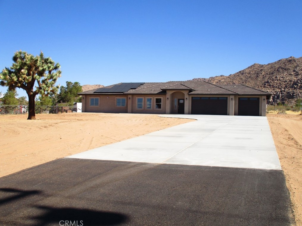 24236 Cahuilla Rd, Apple Valley, CA 92307-2087