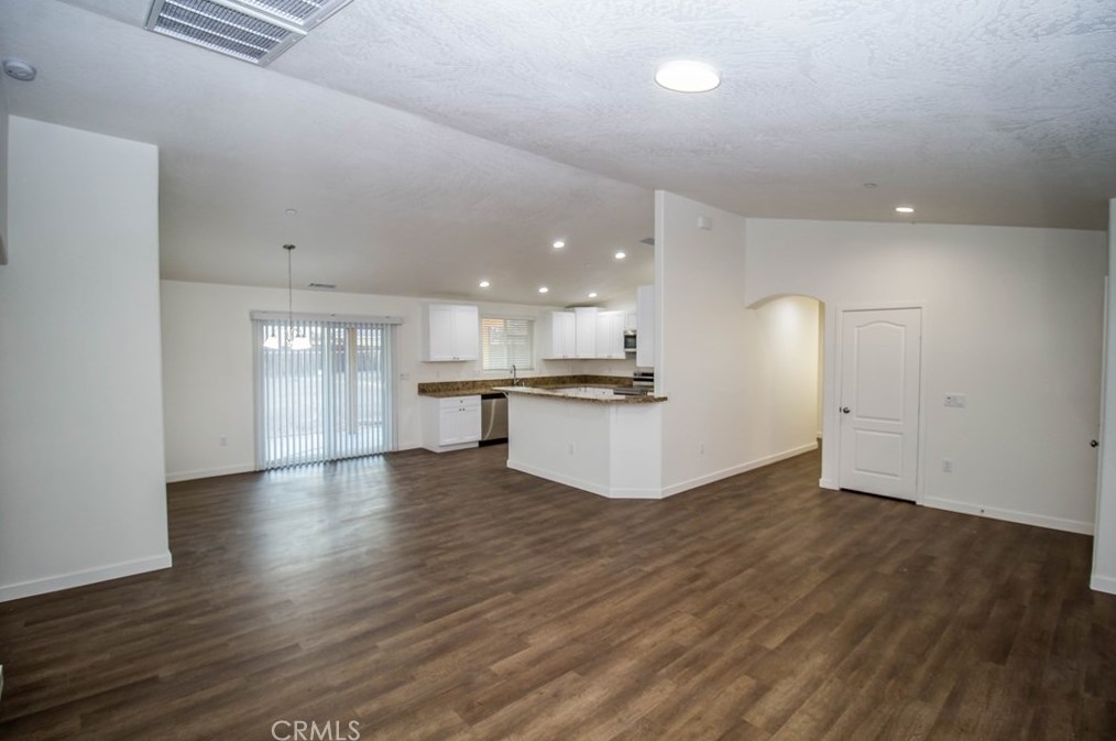 15560 Broken Bow Rd, Apple Valley CA  92307-2996 exterior